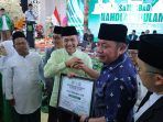 Wali Kota Palembang, Ratu Dewa, menerima penghargaan Tokoh Pengayom Nahdlatul Ulama pada Resepsi Satu Abad Nahdlatul Ulama dan NU Sumsel Award di Gedung Graha Bandara Insani Talang Jambe, Minggu (16/2/2026). Wali Kota Palembang, Ratu Dewa, menerima penghargaan Tokoh Pengayom Nahdlatul Ulama pada Resepsi Satu Abad Nahdlatul Ulama dan NU Sumsel Award di Gedung Graha Bandara Insani Talang Jambe, Minggu (16/2/2026).
