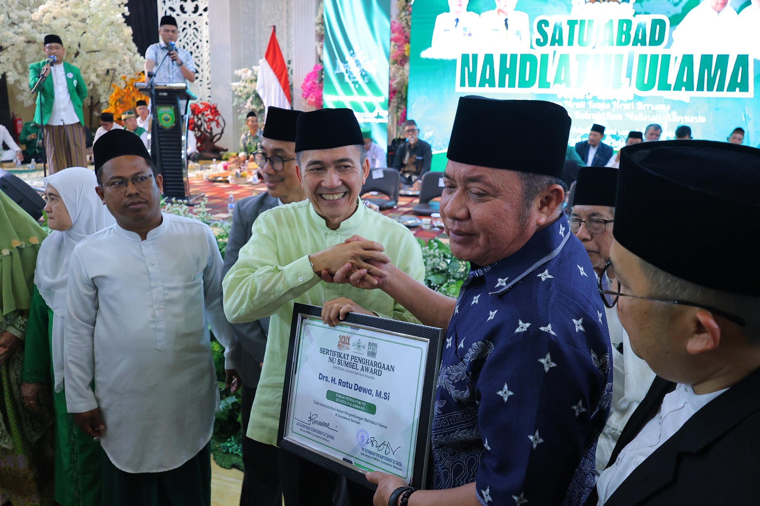 Wali Kota Palembang, Ratu Dewa, menerima penghargaan Tokoh Pengayom Nahdlatul Ulama pada Resepsi Satu Abad Nahdlatul Ulama dan NU Sumsel Award di Gedung Graha Bandara Insani Talang Jambe, Minggu (16/2/2026).