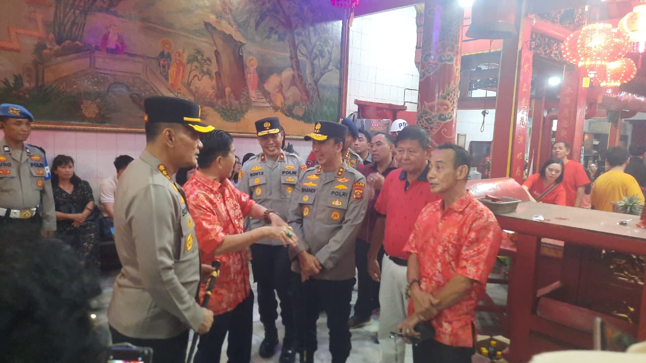 Kapolda Sumsel Sandi Nugroho meninjau langsung kesiapan personel pengamanan perayaan Tahun Baru Imlek 2026 di salah satu klenteng di Kota Palembang, Senin (16/2/2026) malam.