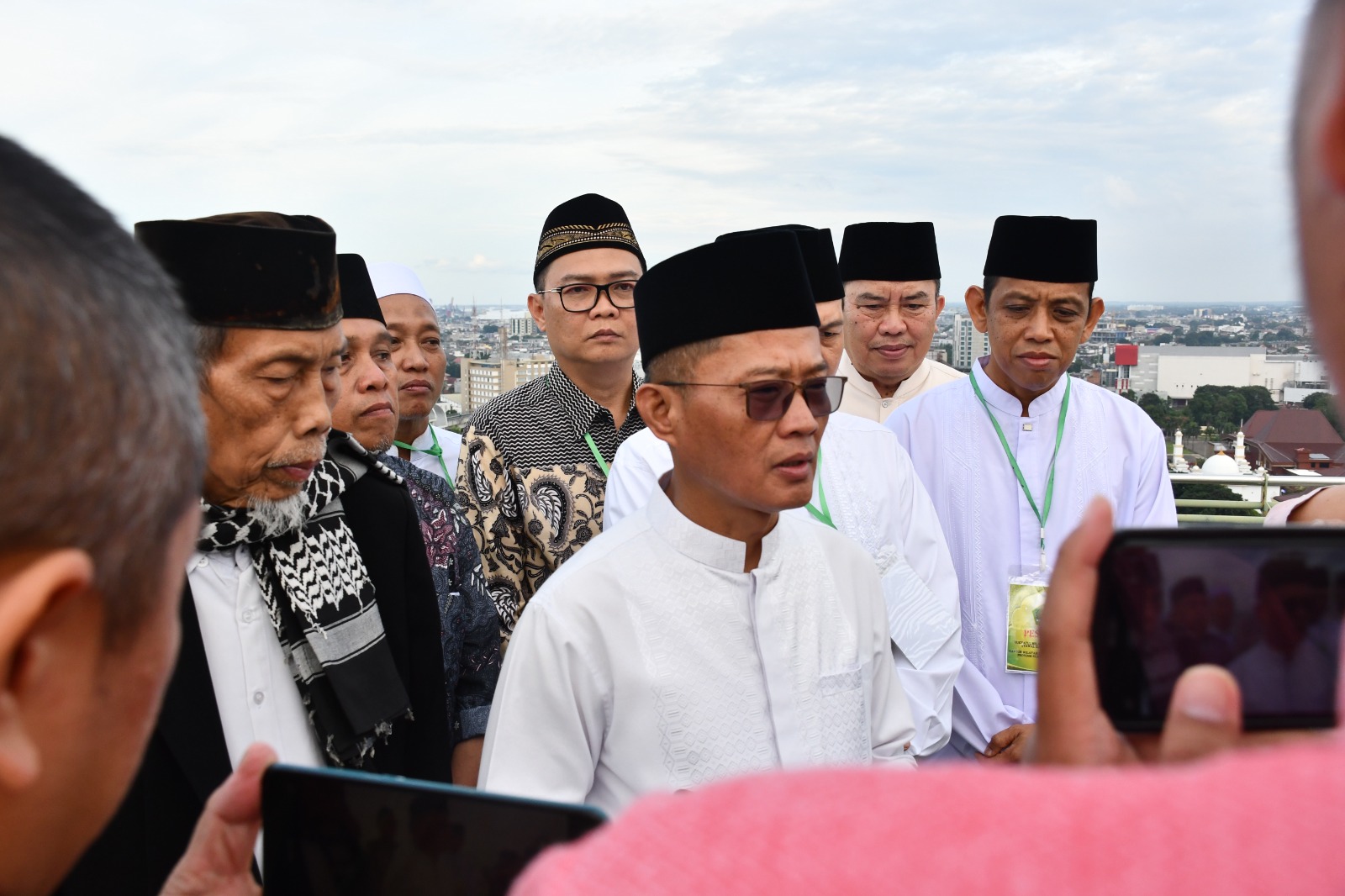 Kakanwil Kementerian Agama Sumatera Selatan, Syafitri Irwan, memantau posisi hilal menggunakan teleskop saat rukyatul hilal penentuan awal Ramadan 1447 H di Helipad Hotel Aryaduta Palembang, Selasa (17/2/2026).