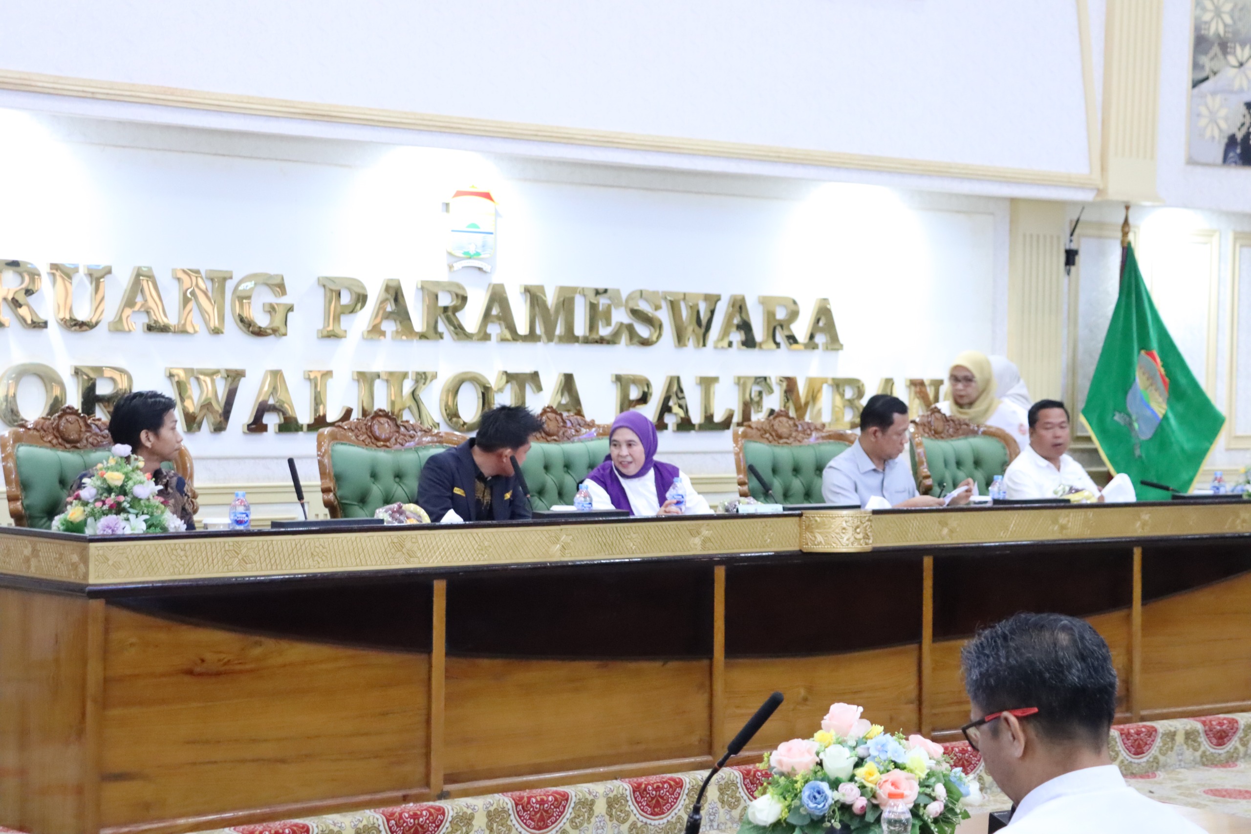 Ketua Tim Pembina Posyandu Kota Palembang, Dewi Sastrani, menyampaikan materi saat Bimtek Sinergi Karang Taruna dan Posyandu 6 Standar Pelayanan Minimal (SPM) di Ruang Parameswara, Rabu (18/2/2026).