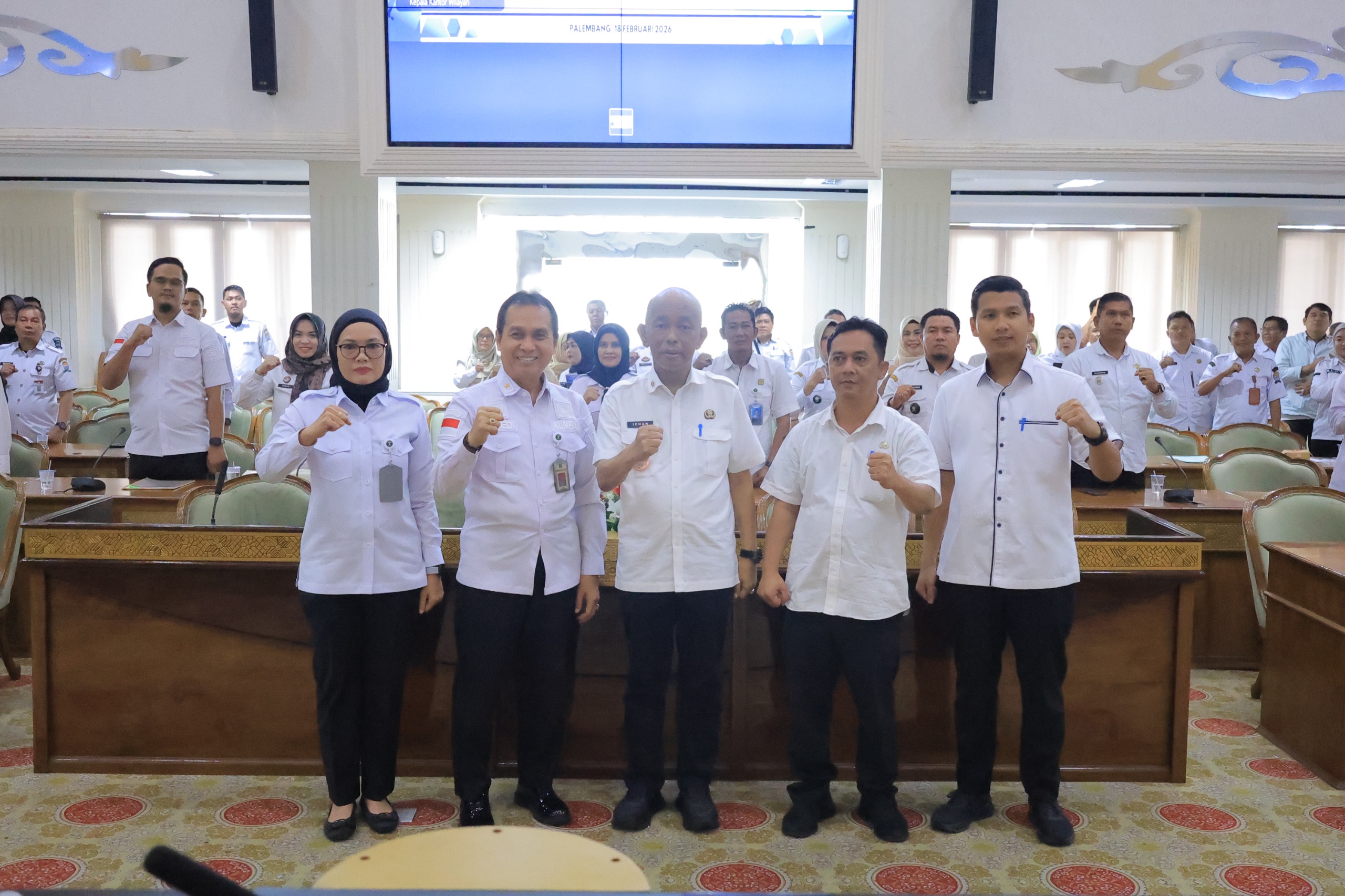 Asisten Pemerintahan dan Kesra Setda Kota Palembang M. Ichsanul Akmal memberikan sambutan saat Sosialisasi Pengoptimalan Layanan Pos Bantuan Hukum (Posbakum) Kelurahan se-Kota Palembang di Ruang Rapat Setda Pemkot Palembang, Rabu (18/2/2026).