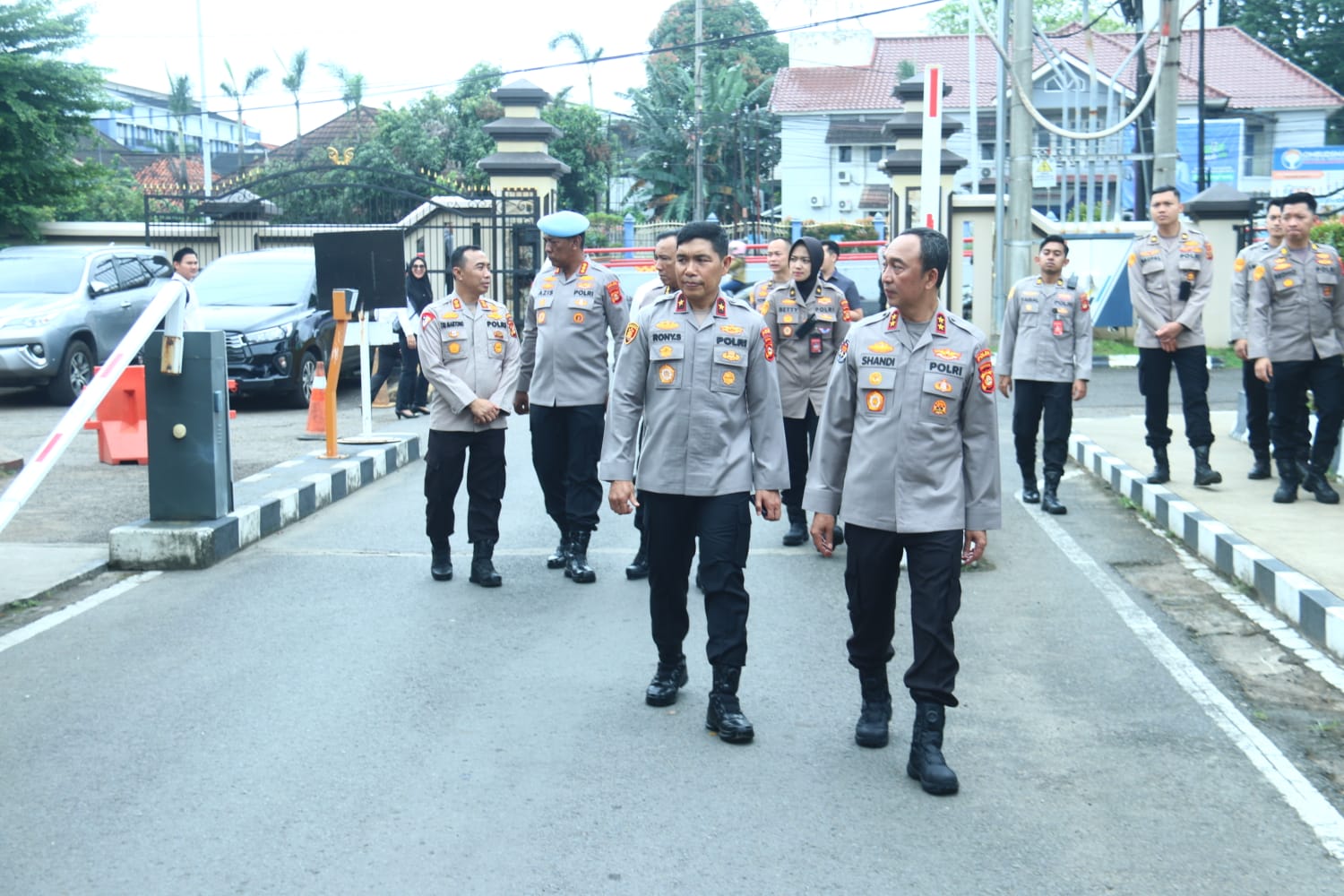 Kapolda Sumsel Irjen Pol Dr Sandi Nugroho meninjau langsung kebersihan dan kesiapan ruang kerja saat melakukan inspeksi di lingkungan Polda Sumatera Selatan, Rabu (18/2/2026).