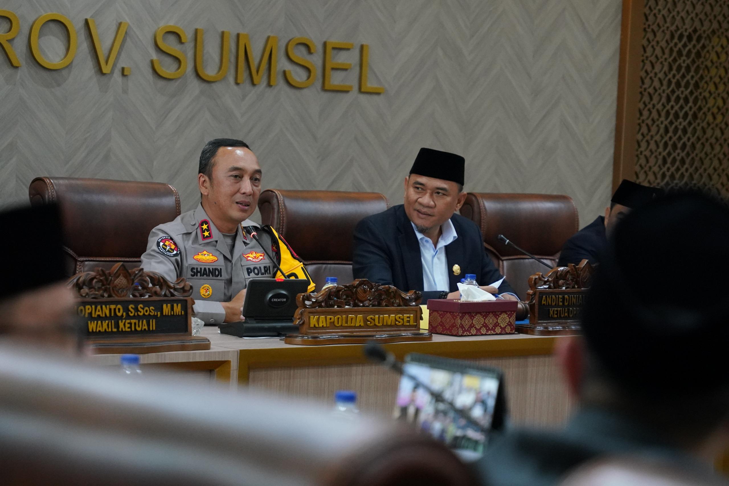 Kapolda Sumsel Irjen Pol Sandi Nugroho didampingi Pejabat Utama Polda Sumatera Selatan saat melakukan kunjungan kerja perdana ke DPRD Provinsi Sumatera Selatan, Rabu (18/2/2026).