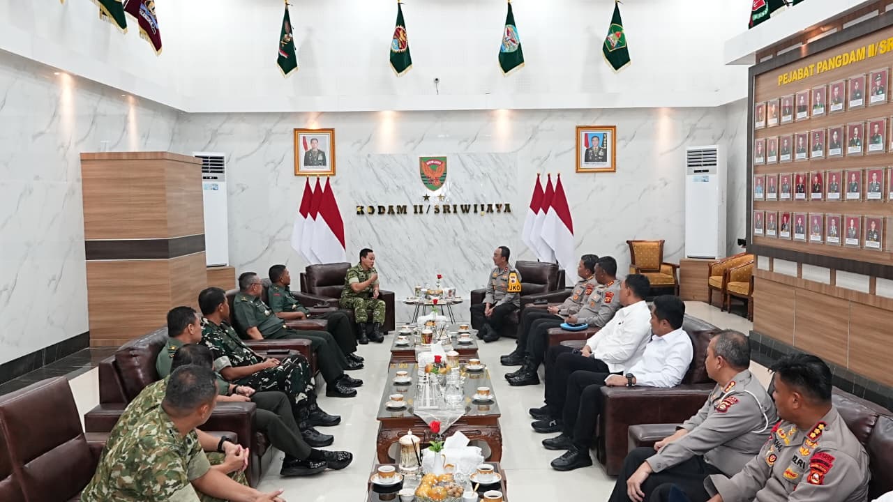 Kapolda Sumatera Selatan Irjen Pol. Sandi Nugroho (kiri) berjabat tangan dengan Pangdam II Sriwijaya Mayjen TNI Ujang Darwis saat kunjungan kerja di Markas Kodam II Sriwijaya, Rabu (18/2/2026).