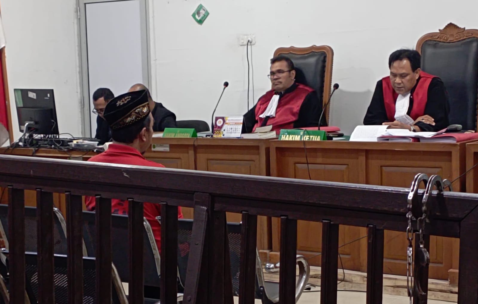 Terdakwa Suretno, guru P3K, mendengarkan putusan Majelis Hakim PN Palembang yang menjatuhkan vonis 4 bulan penjara dalam kasus penganiayaan rekan guru di lingkungan sekolah.