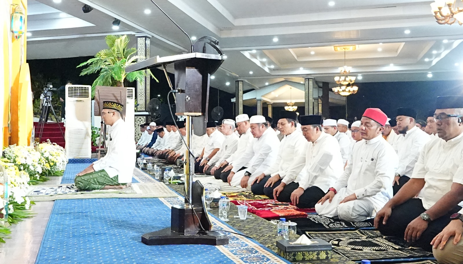 Kapolda Sumsel Irjen Pol. Dr. Sandi Nugroho mengikuti pengajian Ramadhan 1447 H di Gedung Griya Agung, Palembang, bersama Forkopimda dan masyarakat.