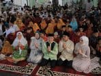 Walikota Ratu Dewa didampingi Wakil Walikota Prima Salam memberikan santunan kepada anak yatim dalam acara Tasyakuran 1 Tahun Kepemimpinan di Rumah Dinas Walikota Palembang, Jumat (20/02/2026). Walikota Ratu Dewa didampingi Wakil Walikota Prima Salam memberikan santunan kepada anak yatim dalam acara Tasyakuran 1 Tahun Kepemimpinan di Rumah Dinas Walikota Palembang, Jumat (20/02/2026).