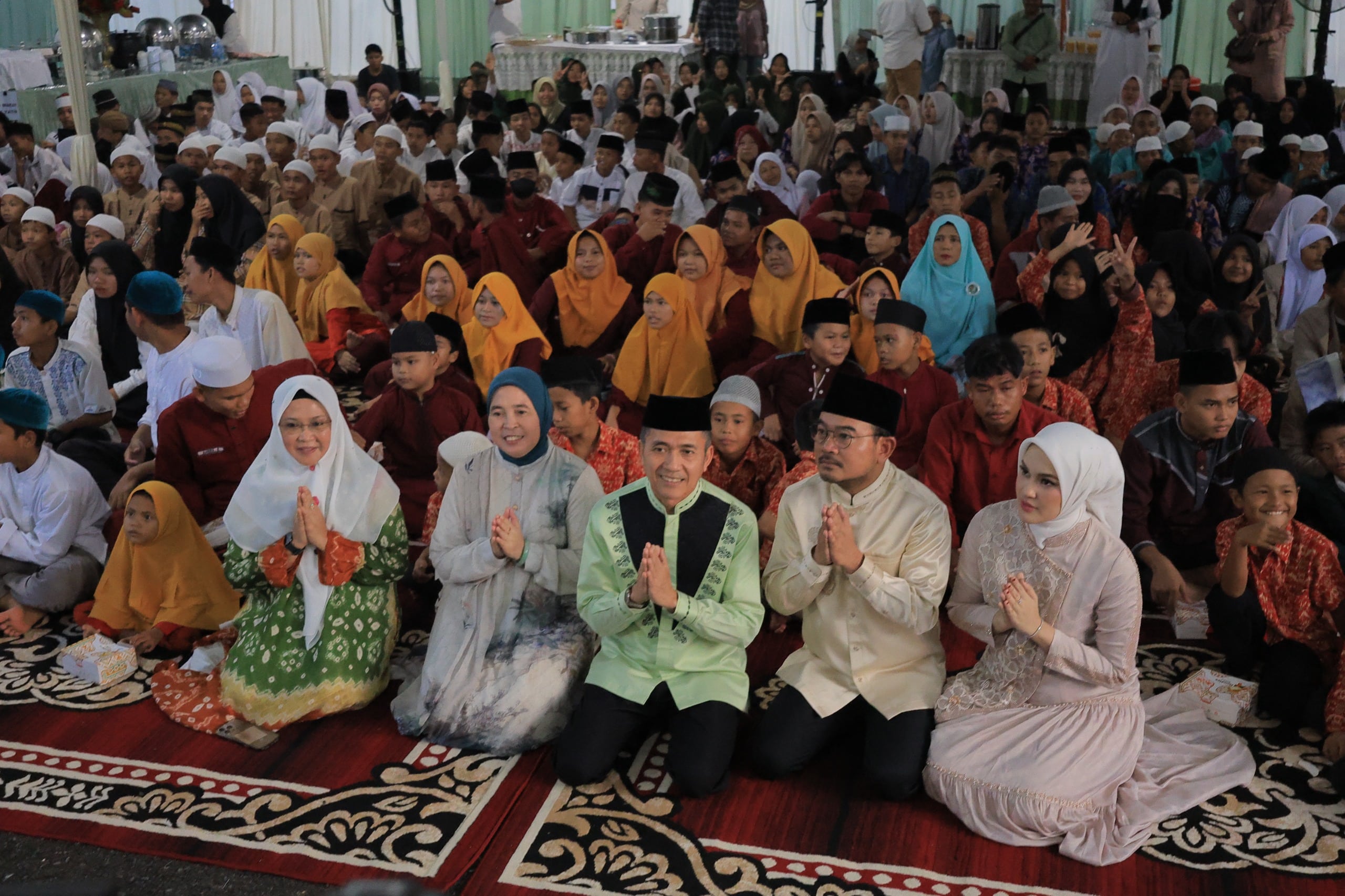 Walikota Ratu Dewa didampingi Wakil Walikota Prima Salam memberikan santunan kepada anak yatim dalam acara Tasyakuran 1 Tahun Kepemimpinan di Rumah Dinas Walikota Palembang, Jumat (20/02/2026).