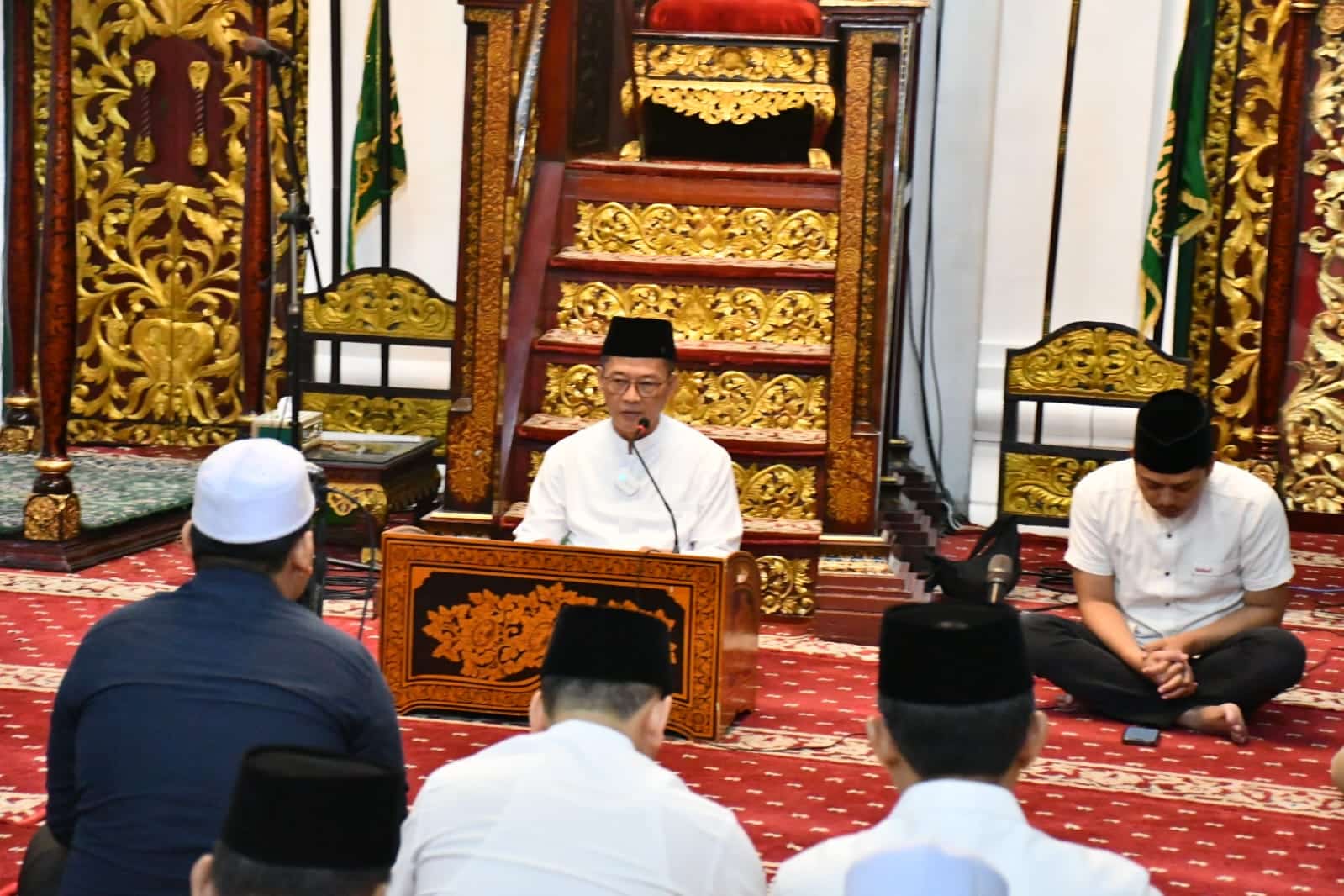 Kakanwil Kemenag Sumsel, Syafitri Irwan, menyampaikan tausiyah bertema “Ramadan; Madrasah Taqwa” di Masjid Agung Sultan Mahmud Badaruddin Jayo Wikramo, Palembang, Jumat (20/02/2026)