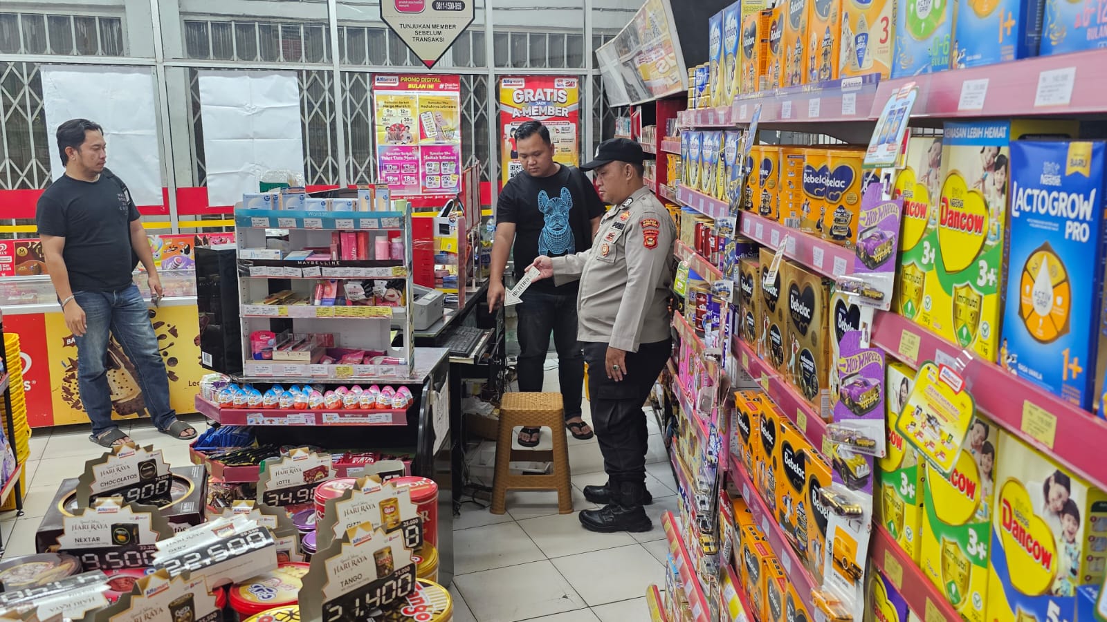 Pria Bertopeng Rampok Alfamart di Muara Enim Malam Hari, Ancam Karyawan dengan Parang 