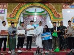 Bupati Asgianto menyerahkan bantuan kepada masyarakat saat Safari Ramadan 1447 Hijriah di Masjid Al-Istiqomah Talang Pipa, Kabupaten Penukal Abab Lematang Ilir, Selasa (24/2/2026).