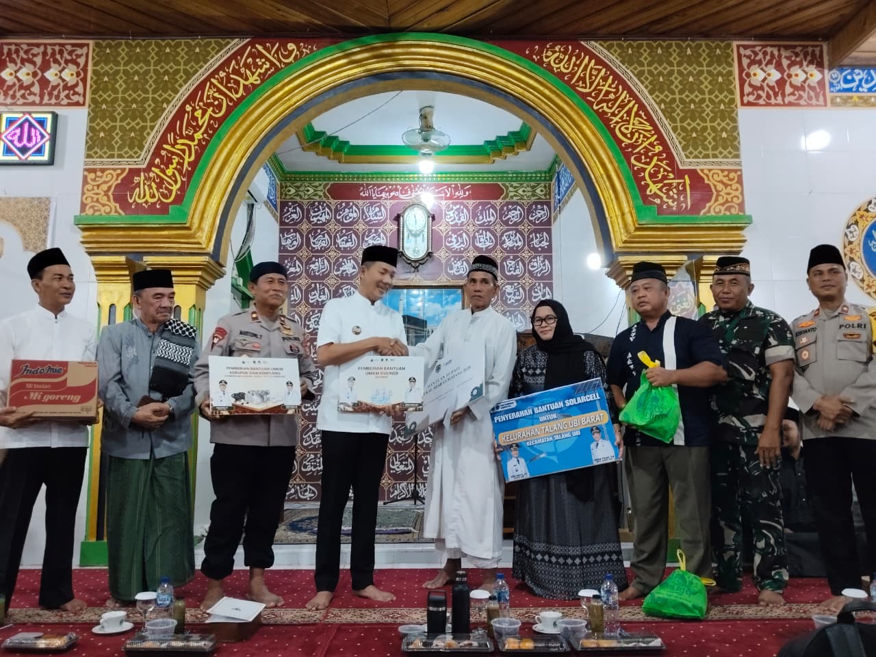 Bupati Asgianto menyerahkan bantuan kepada masyarakat saat Safari Ramadan 1447 Hijriah di Masjid Al-Istiqomah Talang Pipa, Kabupaten Penukal Abab Lematang Ilir, Selasa (24/2/2026).