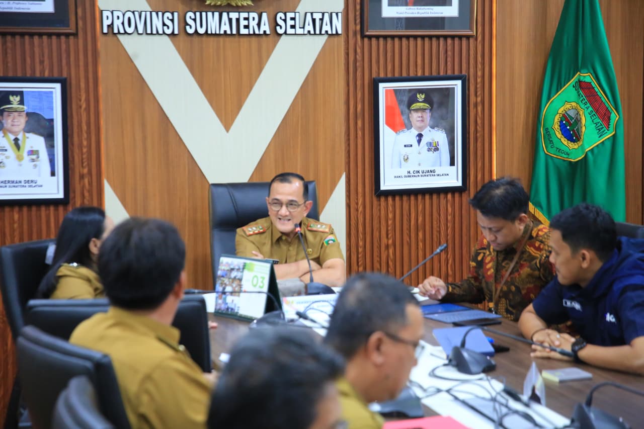 Sekda Edward Candra memimpin rapat koordinasi persiapan Operasi Pasar Murah dan Gerakan Pangan Murah Ramadhan 1447 H yang digelar Pemerintah Provinsi Sumatera Selatan di Palembang, Selasa (24/2/2026).