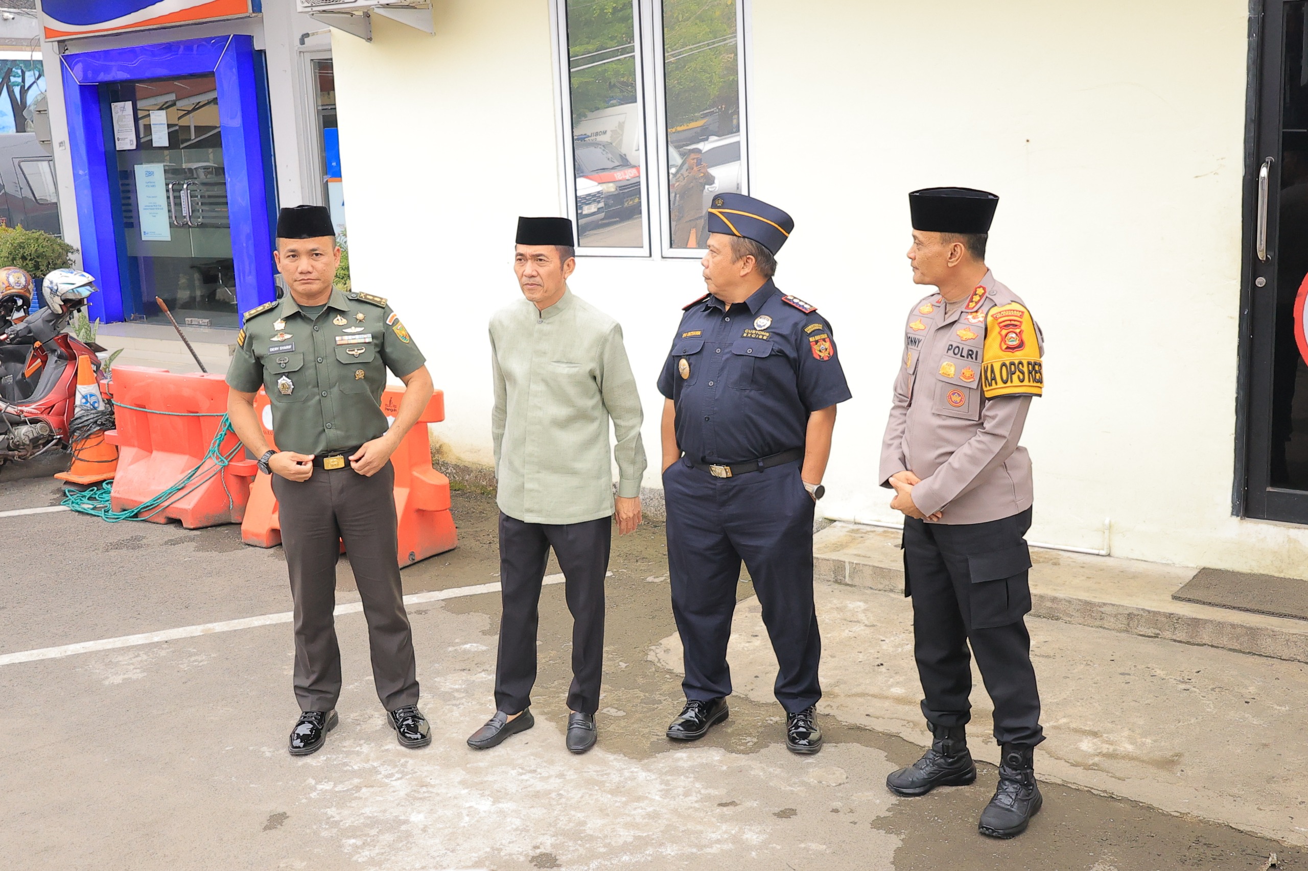 Walikota Palembang memberikan penghargaan kepada Sat Resnarkoba atas keberhasilan mengungkap dan memusnahkan narkoba.