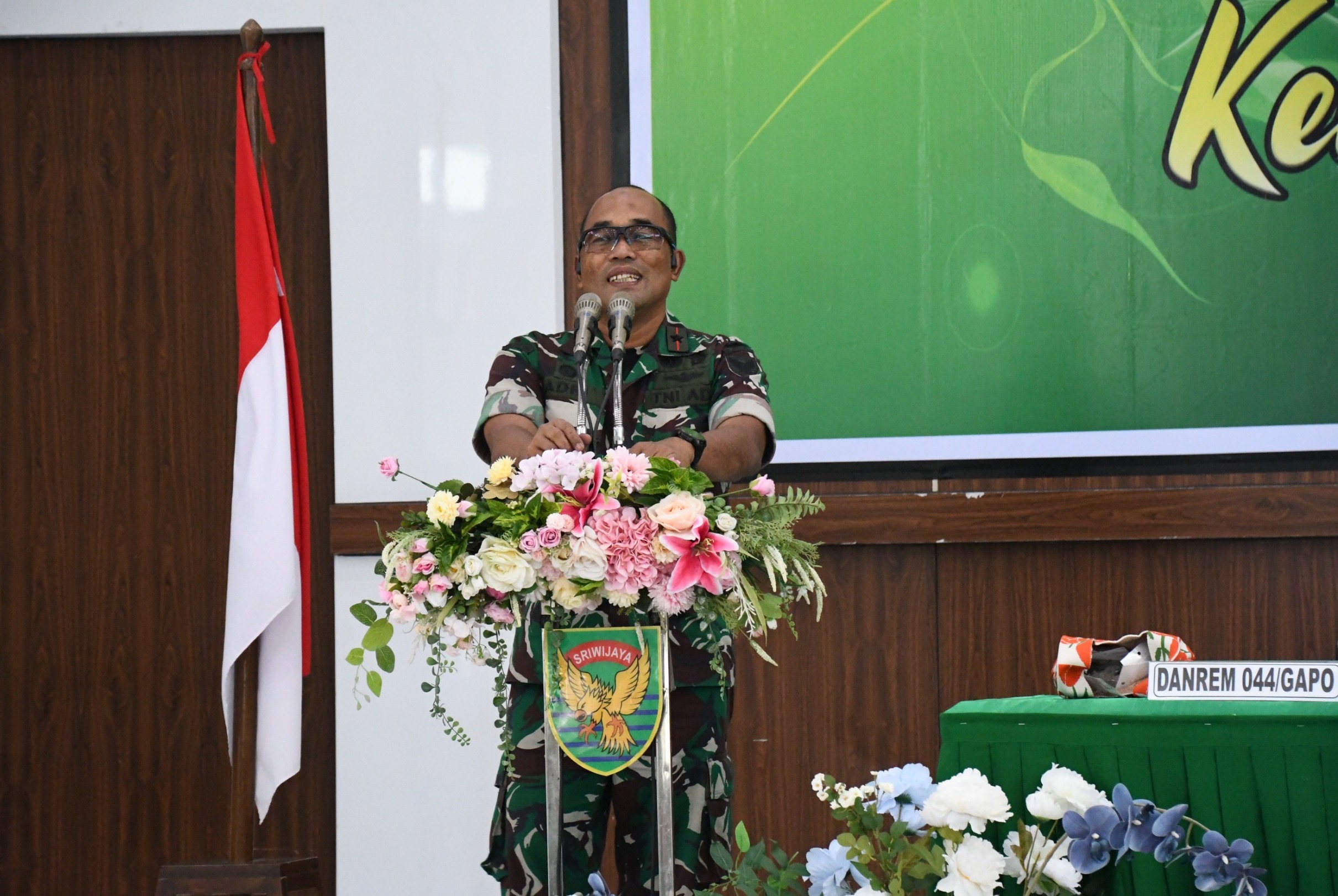 Brigjen TNI Adri Koesdyanto memberikan pengarahan kepada prajurit, PNS, dan Persit di Balai Prajurit Korem 044/Gapo menjelang serah terima jabatan sebagai Danrem Korem 044/Gapo, Rabu (25/2/2026).