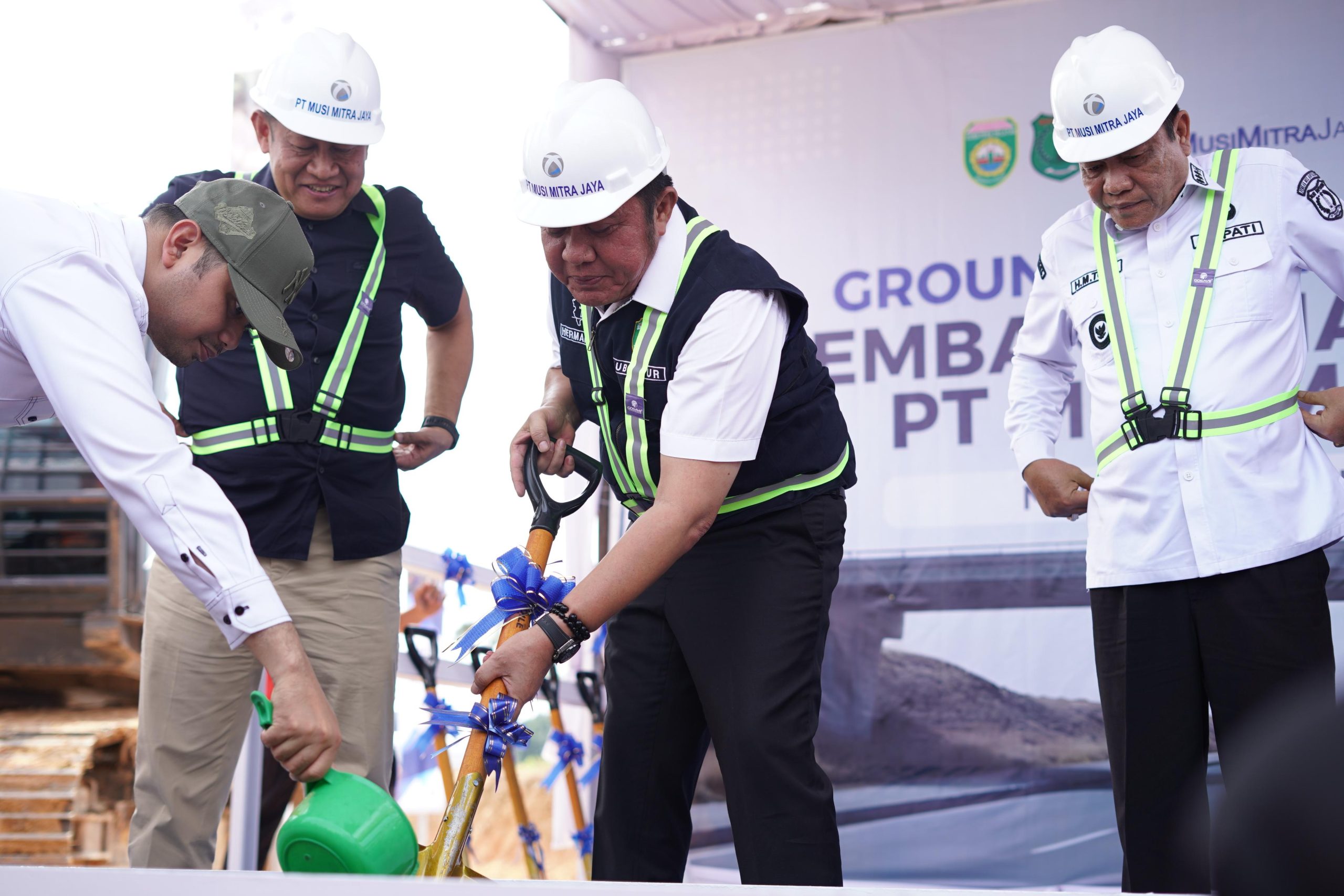 Gubernur Sumatera Selatan Herman Deru melakukan peletakan batu pertama pembangunan jalan khusus angkutan batubara dan overpass PT Musi Mitra Jaya di Desa Kaliberau, Kecamatan Bayung Lencir, Kabupaten Musi Banyuasin, Rabu (26/2/2026).
