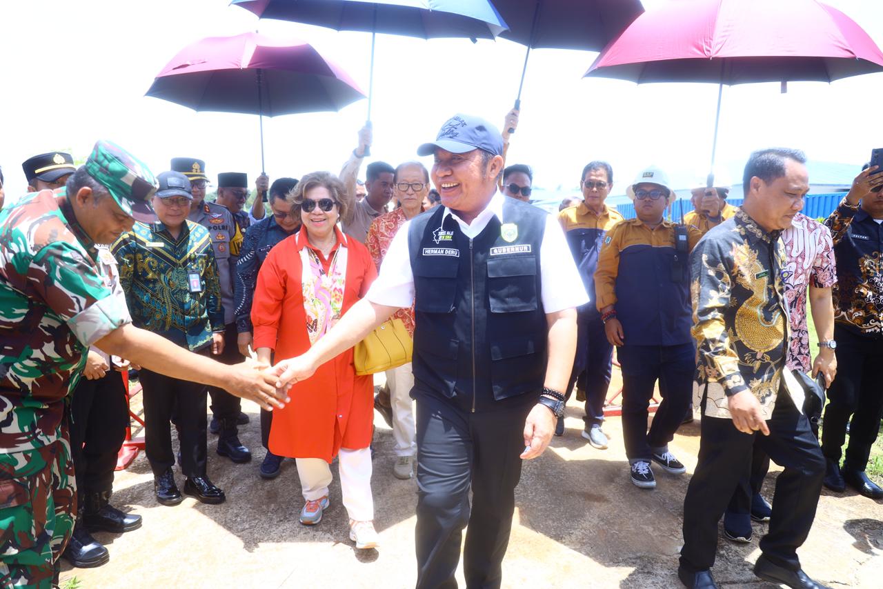 Gubernur Herman Deru meninjau langsung proses produksi paving block berbahan limbah Fly Ash dan Bottom Ash (FABA) di PLTU Sumbagsel-1, Kabupaten Ogan Komering Ulu, Kamis (26/02/2026).