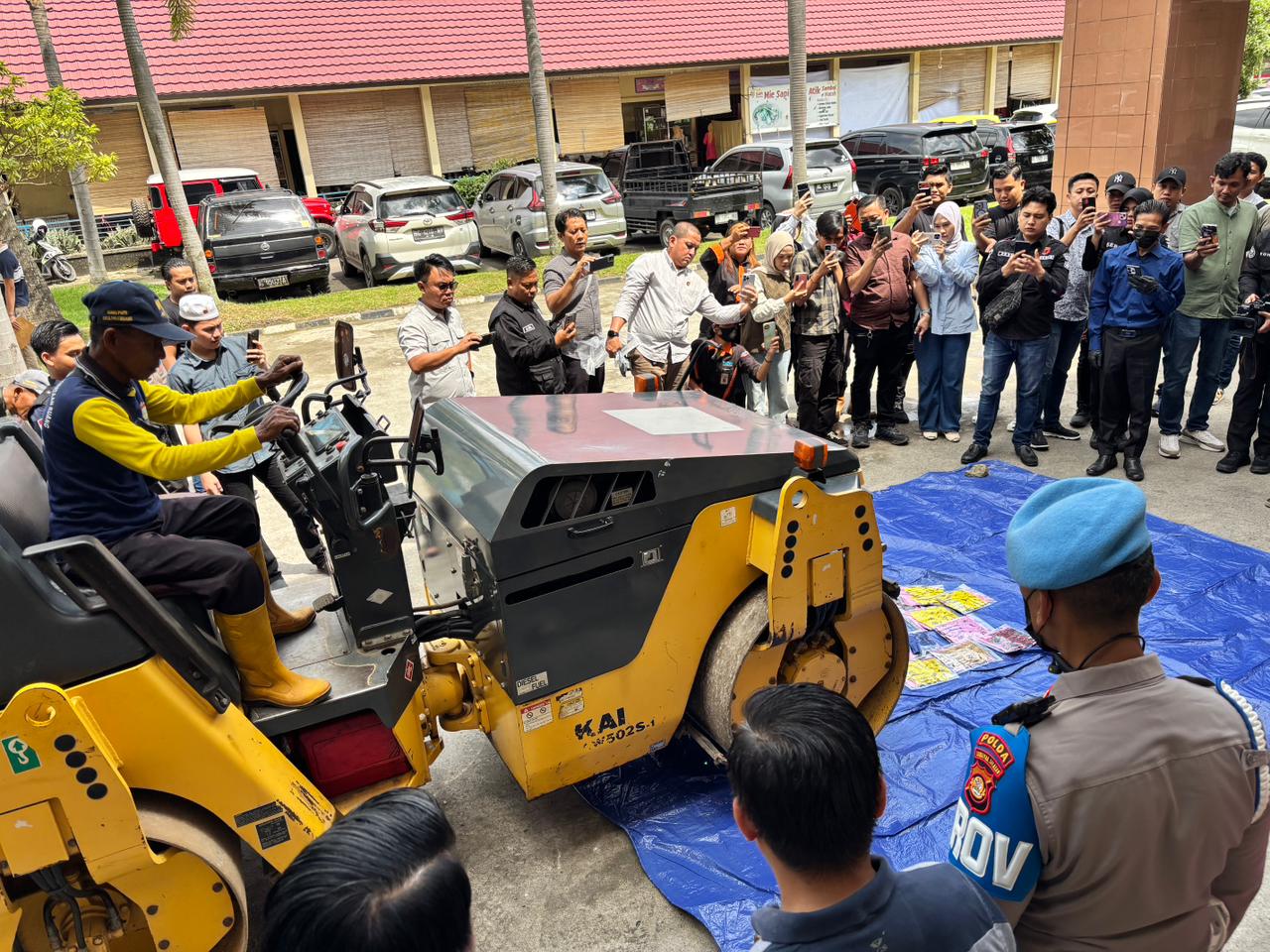 Narkoba Bernilai Miliaran Rupiah Dihancurkan di Hadapan 27 Orang Tersangka, Dilindas Alat Berat