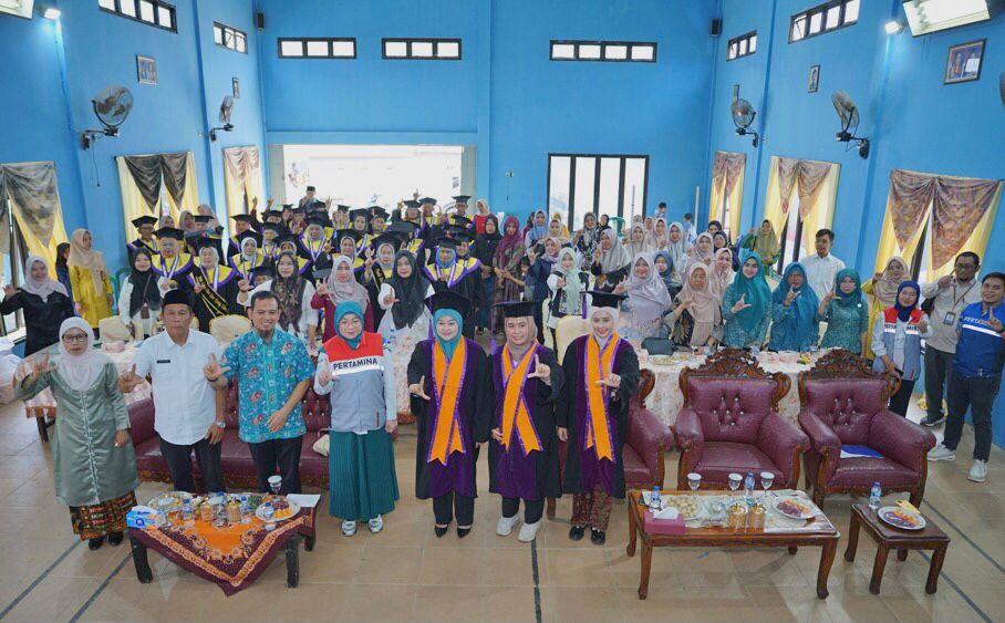 Kelompok lansia dari Sekolah Lansia BKL Kamboja Desa Kota Karang mengikuti prosesi wisuda yang diselenggarakan Kemendukbangga/BKKBN Provinsi Jambi bersama Pertamina EP Jambi, sebagai simbol semangat yang tak mengenal usia.