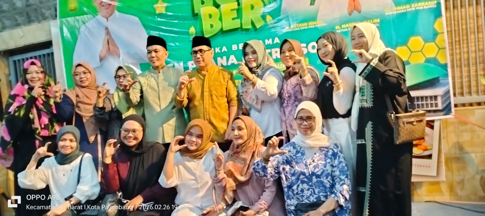 Anggota DPR RI Prana Putra Sohe bersama Ketua DPW PKB Sumsel Nasrul Halim dan jajaran kader saat buka puasa bersama dan konsolidasi Fraksi PKB di Seafood Demang, Palembang, Rabu (26/2/2026).