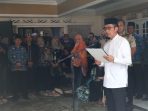 Ratu Dewa didampingi Aprizal Hasyim memimpin pelepasan jenazah Moch Ichsanul Akmal secara kedinasan di rumah duka, Jumat (27/2/2026)