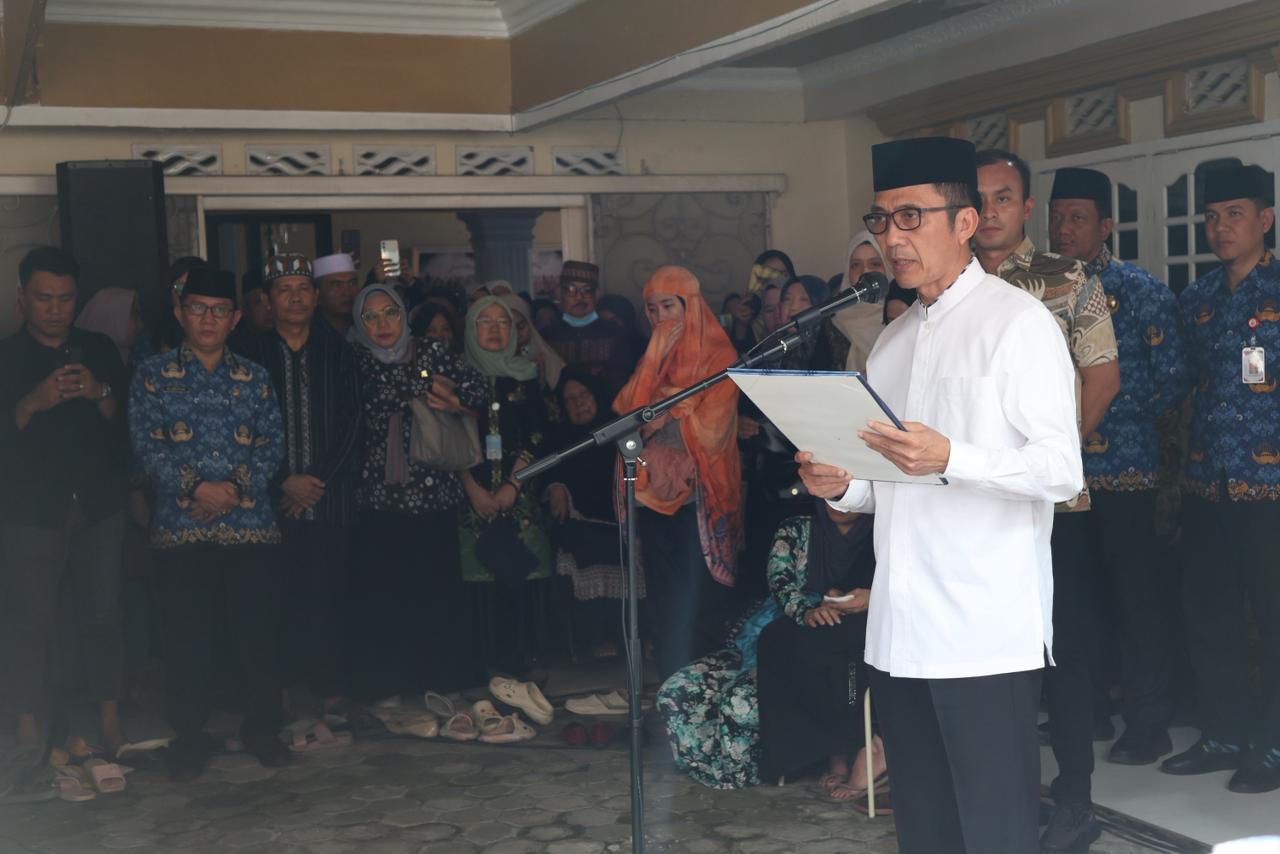 Ratu Dewa didampingi Aprizal Hasyim memimpin pelepasan jenazah Moch Ichsanul Akmal secara kedinasan di rumah duka, Jumat (27/2/2026)