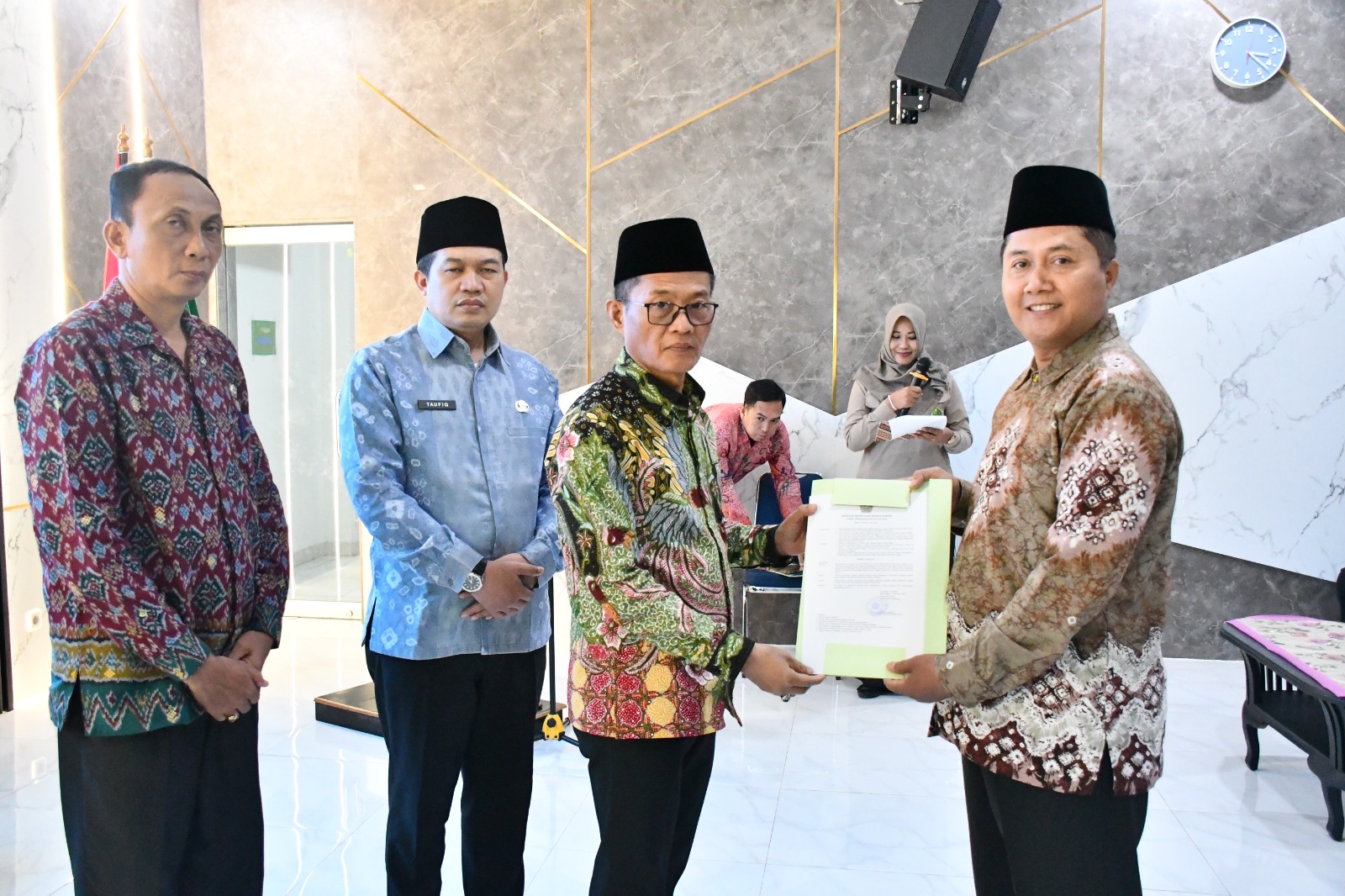 Pelantikan Sutrisno sebagai Pembimas Katolik Kanwil Kementerian Agama Republik Indonesia wilayah Sumatera Selatan oleh Kakanwil Syafitri Irwan di Aula Kanwil Kemenag Sumsel, Jumat (27/2/2026).