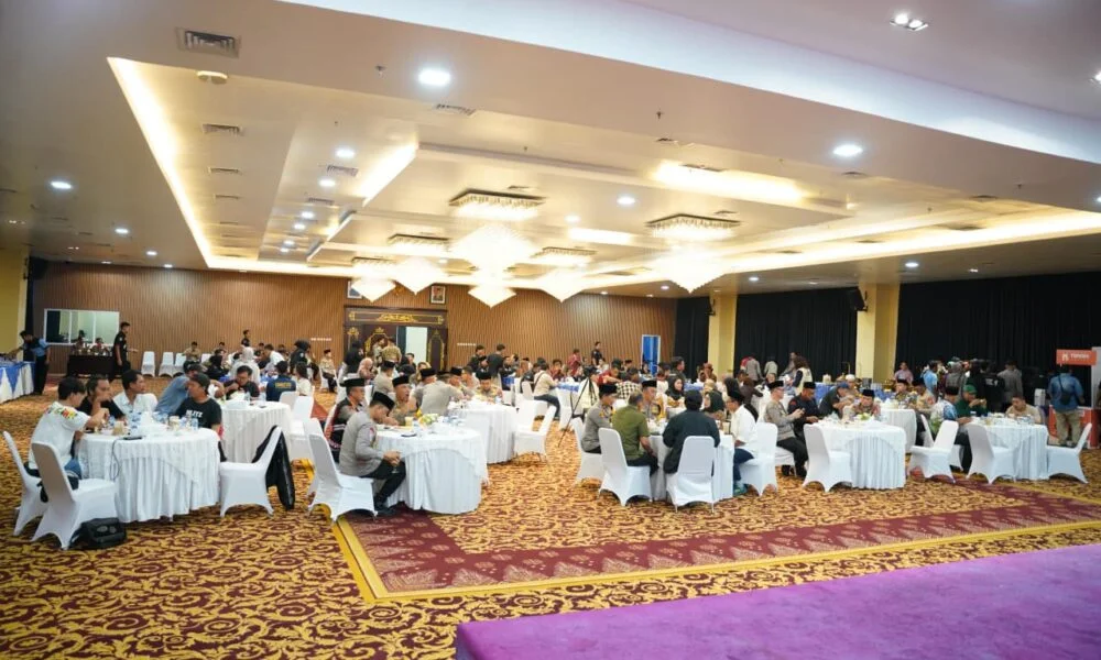 Kapolda Sumatera Selatan didampingi Wakapolda dan Pejabat Utama Polda Sumsel saat buka puasa bersama ratusan awak media di Mapolda Sumsel, Jumat (27/2/2026).