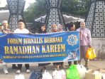 Ratusan paket takjil dibagikan Forum Jurnalis Berbagi kepada masyarakat di depan Monumen Perjuangan Rakyat, Kota Palembang, dalam momentum Ramadan 1447 H.
