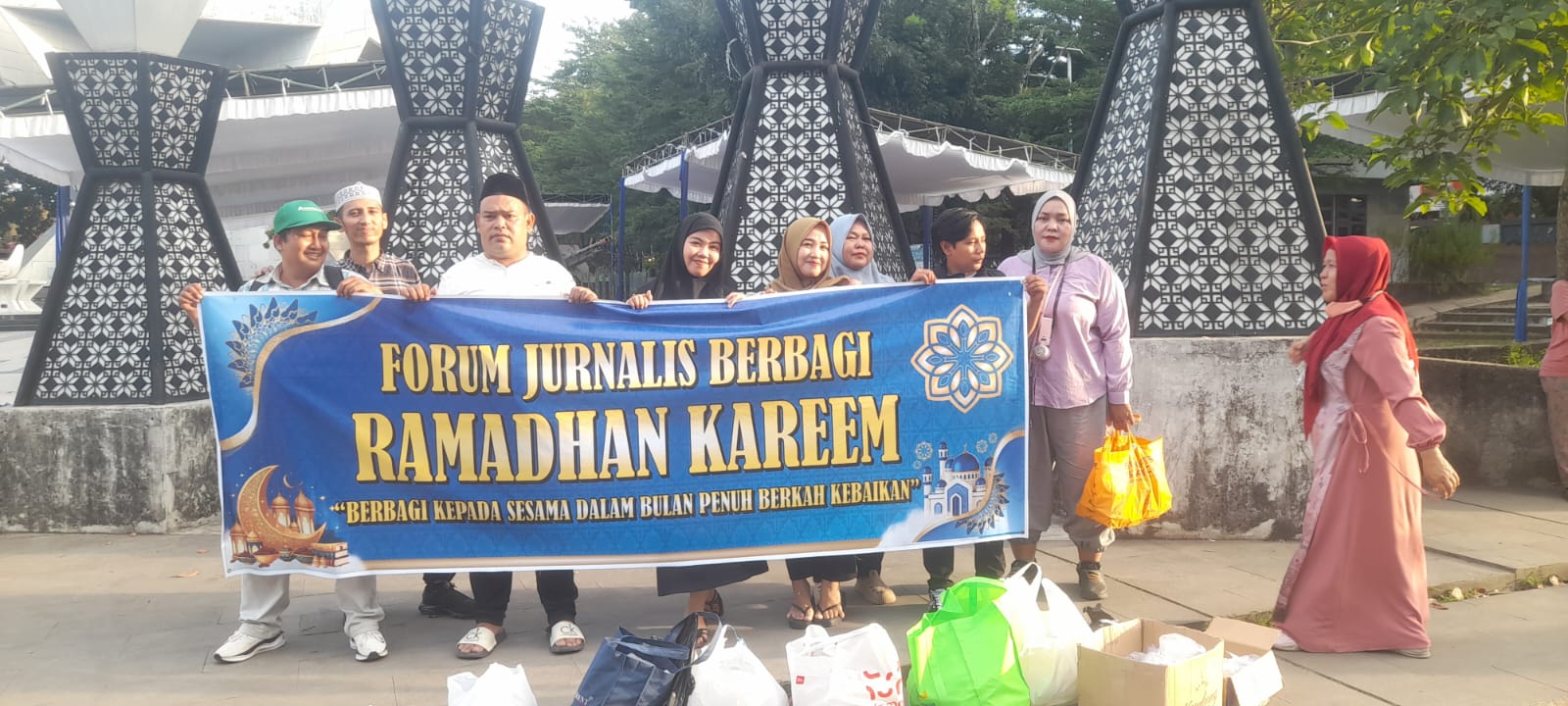 Ratusan paket takjil dibagikan Forum Jurnalis Berbagi kepada masyarakat di depan Monumen Perjuangan Rakyat, Kota Palembang, dalam momentum Ramadan 1447 H.