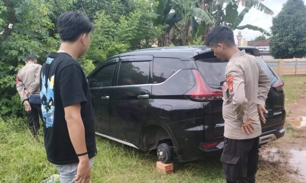 Mobil Mitsubishi Xpander milik warga terparkir tanpa empat ban dan velg usai dicuri di kawasan Jalan Sei Betung, Siring Agung, Kecamatan Ilir Barat I, Palembang, Senin (16/2/2026)