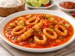 Cumi saus Padang dengan kuah merah pedas menggoda, disajikan hangat bersama nasi putih, siap jadi menu spesial munggahan sebelum Ramadan.