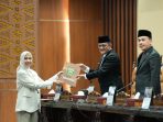 Sekda Pemerintah Provinsi Sumatera Selatan Edward Candra mengikuti rapat paripurna terkait Raperda transformasi PT Sumsel Energi Gemilang di Gedung DPRD Sumsel, Palembang. Sekda Pemerintah Provinsi Sumatera Selatan Edward Candra mengikuti rapat paripurna terkait Raperda transformasi PT Sumsel Energi Gemilang di Gedung DPRD Sumsel, Palembang.