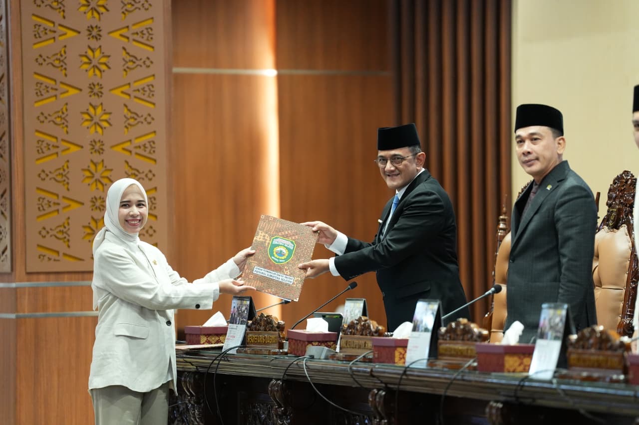 Sekda Pemerintah Provinsi Sumatera Selatan Edward Candra mengikuti rapat paripurna terkait Raperda transformasi PT Sumsel Energi Gemilang di Gedung DPRD Sumsel, Palembang.