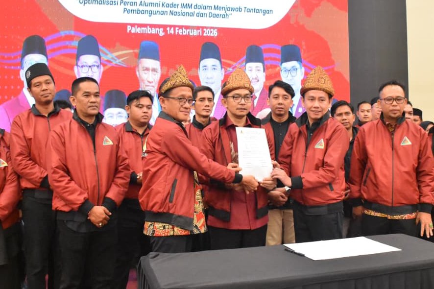 Ketua PW Fokal IMM Sumatera Selatan periode 2025–2030, Ruspanda Karibullah, bersama pengurus usai resmi dilantik di Wyndham Opi Hotel Palembang, Sabtu (14/2/2026).