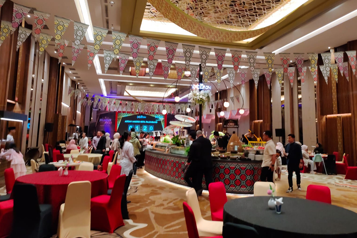 Suasana hangat dan elegan Jelajah Rasa Iftar Buffet Ramadan 2026 di The Excelton Hotel Palembang, menghadirkan ragam hidangan istimewa dengan konsep live cooking dan live music di Nusantara Ballroom.