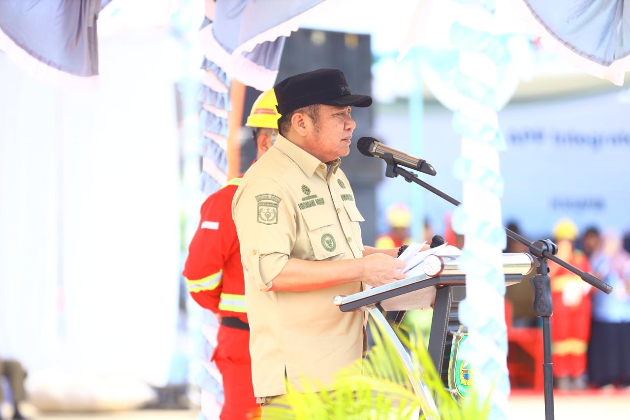 Herman Deru memimpin Apel Peringatan Bulan Keselamatan dan Kesehatan Kerja (K3) Nasional Tahun 2026 di Lapangan Bola PT OKI Pulp and Paper Mills, Kecamatan Air Sugihan, Ogan Komering Ilir, Jumat (13/2/2026).