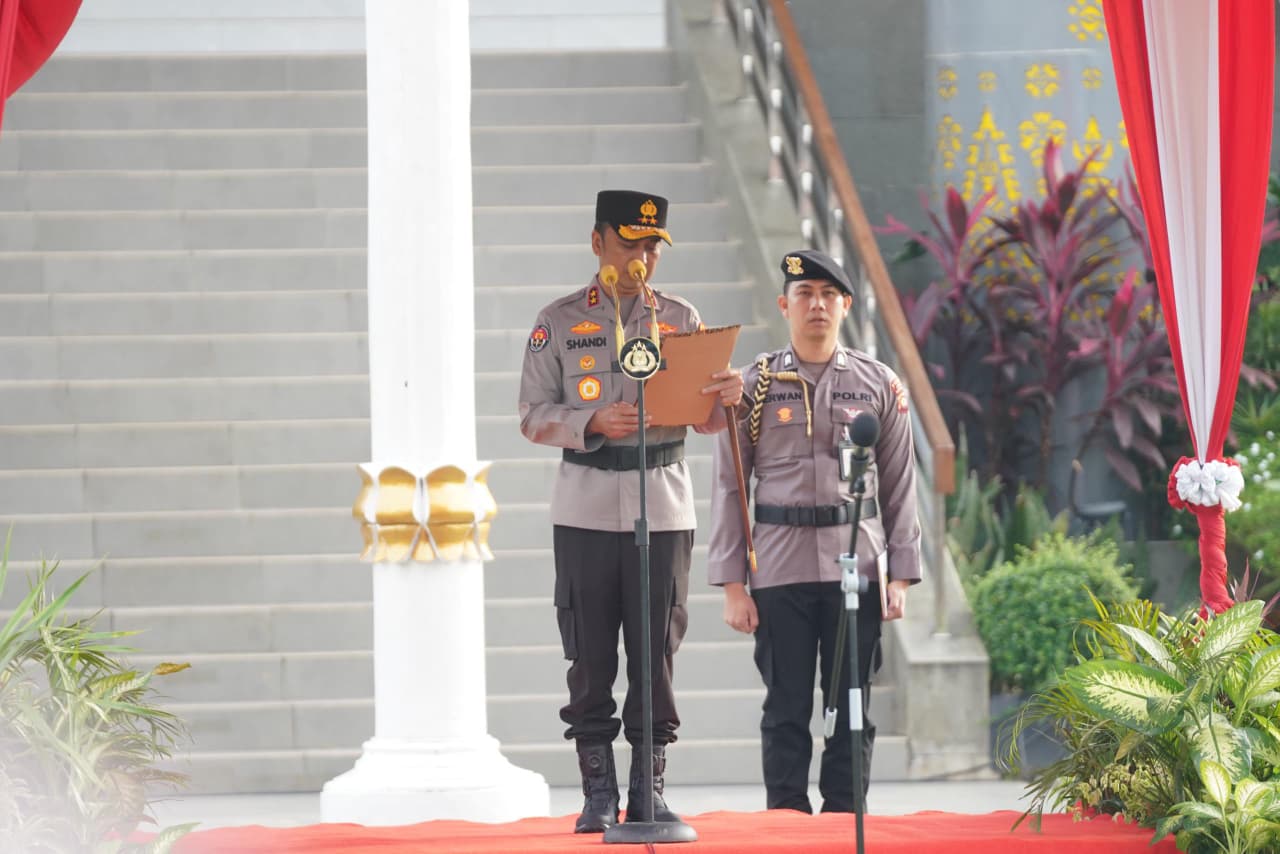 Kapolda Sumsel Irjen Pol Sandi Nugroho memimpin Upacara Hari Kesadaran Nasional di Lapangan Polda Sumatera Selatan, Rabu (18/2/2026), dengan menekankan pentingnya pelayanan publik yang humanis, profesional, dan berorientasi pada masyarakat.