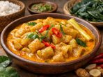 Gulai kikil sapi ala Minang dengan kuah santan kental dan rempah khas Padang, menghadirkan tekstur kenyal dan cita rasa gurih pedas yang menggugah selera.