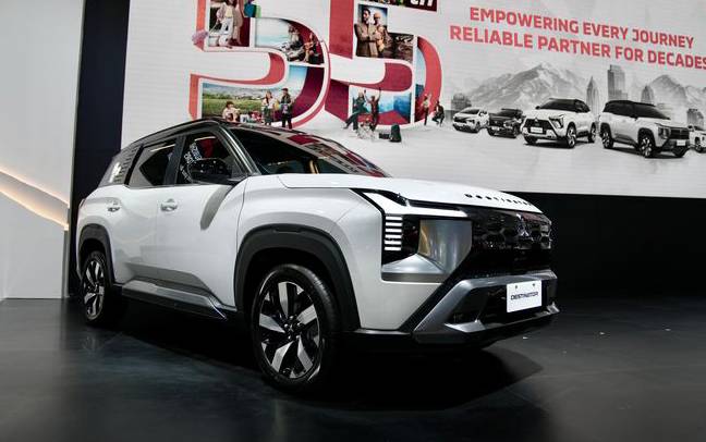 Mitsubishi Destinator 55th Anniversary Edition tampil di booth PT Mitsubishi Motors Krama Yudha Sales Indonesia pada ajang Indonesia International Motor Show 2026 dengan fitur baru DVR terintegrasi di kaca spion tengah.