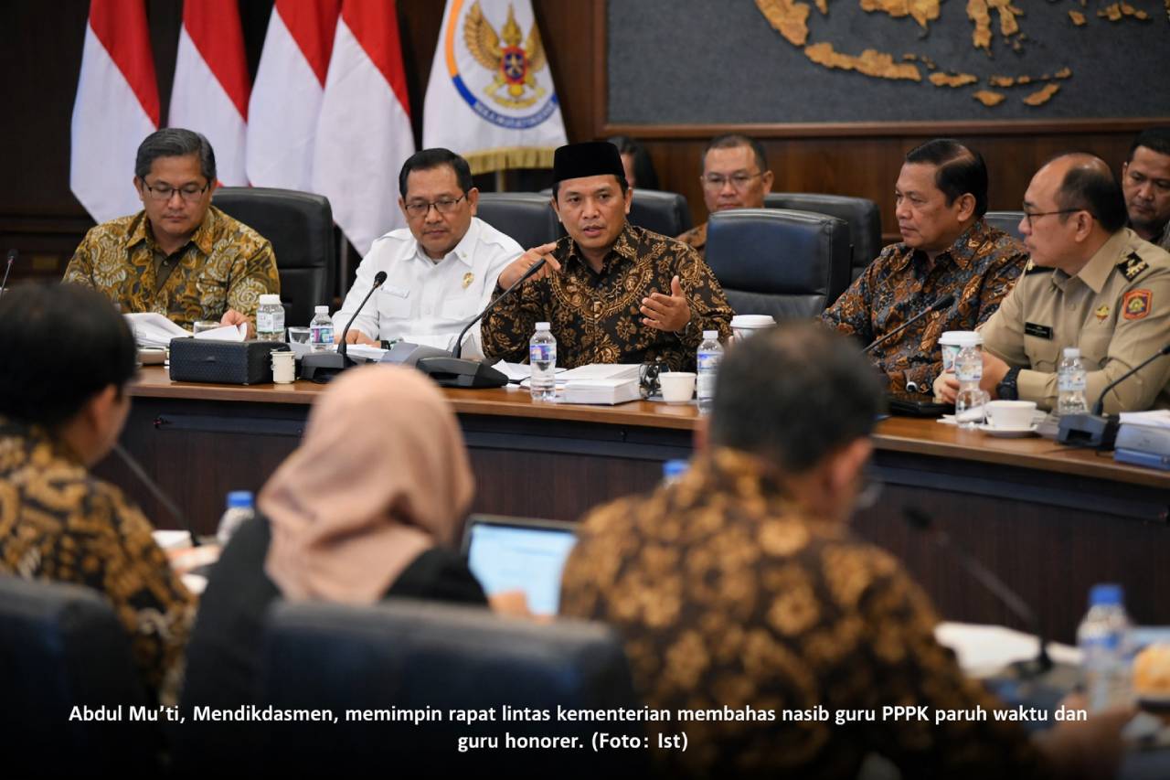 Menteri Pendidikan Dasar dan Menengah Abdul Mu’ti memimpin rapat lintas kementerian di Kantor Kemenko PMK untuk membahas solusi terbaik bagi guru PPPK paruh waktu dan guru honorer yang belum terakomodasi kebijakan ASN. (Foto: Ist)