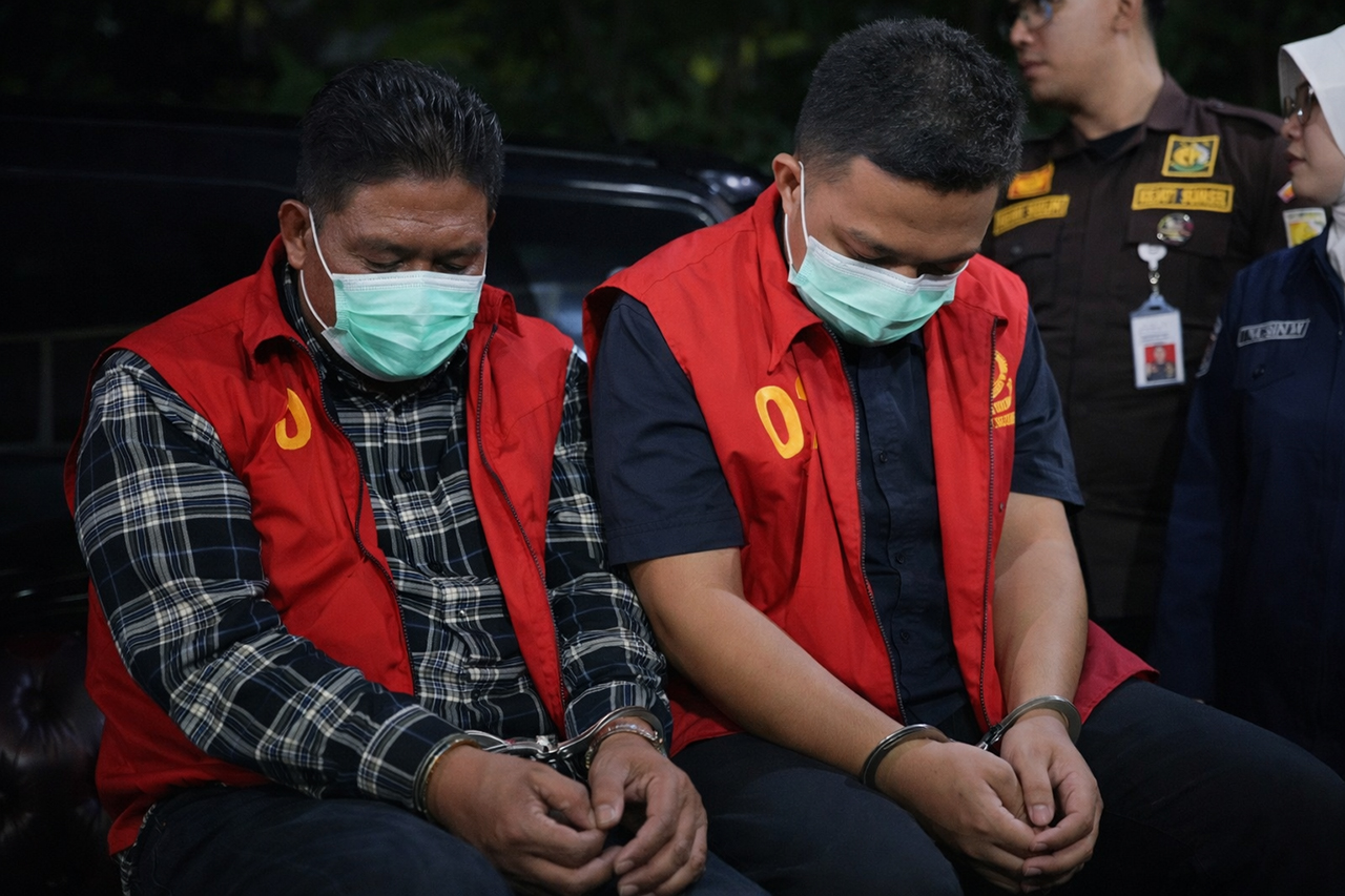 Oknum anggota DPRD Muara Enim berinisial KT bersama anaknya RA mengenakan rompi tahanan usai terjaring Operasi Tangkap Tangan (OTT) Kejati Sumsel terkait dugaan suap proyek irigasi Rp1,6 miliar.