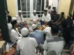 Tradisi Ruwahan, masyarakat Jawa membersihkan makam leluhur dan menggelar doa bersama sebagai bentuk persiapan spiritual menjelang bulan suci Ramadhan.