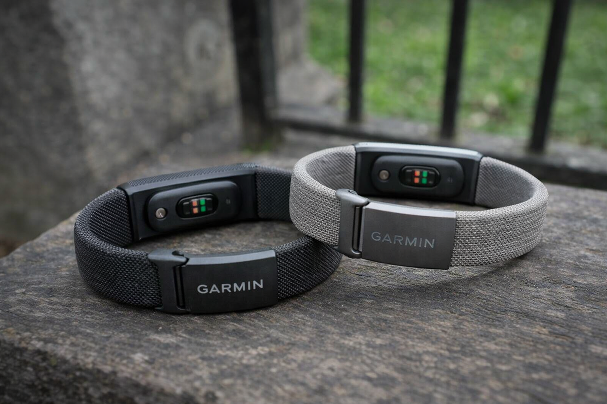 Konsep desain Garmin Cirqa 2026 yang tampil sebagai smart band minimalis tanpa layar, dirancang untuk memantau kesehatan dan kebugaran pengguna secara 24 jam tanpa gangguan notifikasi.