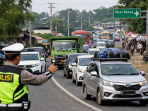 Petugas kepolisian mengatur arus kendaraan pemudik di jalur alternatif wilayah Lubuk Linggau, Sumatera Selatan. Petugas kepolisian mengatur arus kendaraan pemudik di jalur alternatif wilayah Lubuk Linggau, Sumatera Selatan.