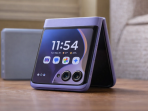 Motorola Razr 2026 tampil dengan desain flip elegan berwarna African Violet, dibekali kamera telephoto 50MP dengan 3x optical zoom serta dukungan RAM hingga 18GB yang siap meningkatkan performa dan pengalaman fotografi pengguna.
