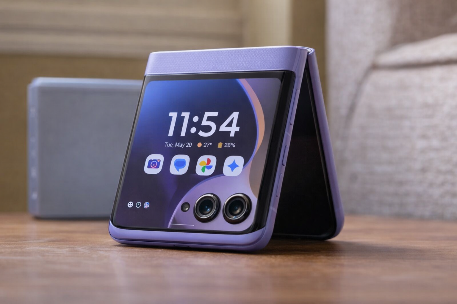 Motorola Razr 2026 tampil dengan desain flip elegan berwarna African Violet, dibekali kamera telephoto 50MP dengan 3x optical zoom serta dukungan RAM hingga 18GB yang siap meningkatkan performa dan pengalaman fotografi pengguna.