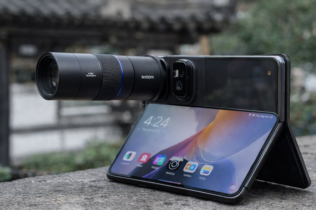 Ilustrasi smartphone lipat dengan lensa kamera modular magnetik yang dapat dilepas dan dipasang sesuai kebutuhan, menghadirkan pengalaman fotografi mobile layaknya kamera profesional.