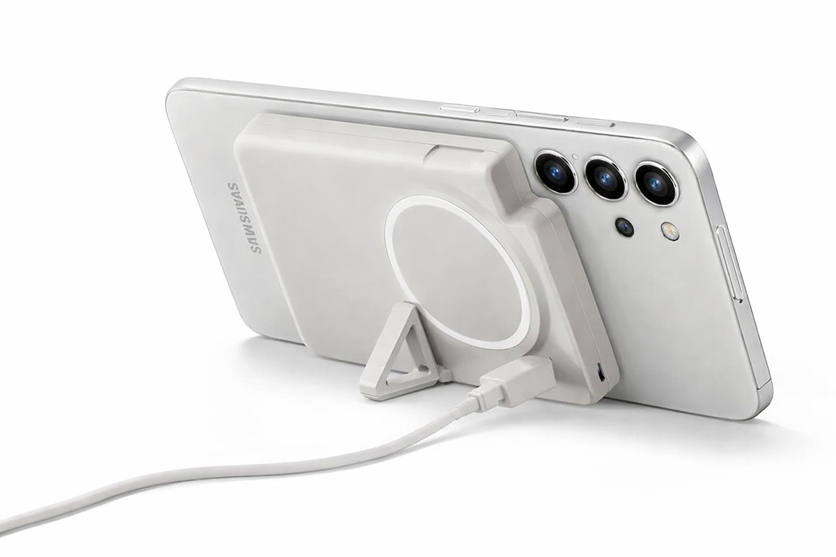 Power Bank Magnet Qi2 5000mAh dari Samsung dirancang khusus untuk seri Samsung Galaxy S26, mendukung pengisian nirkabel hingga 15W serta USB-C 25W, lengkap dengan desain magnetik dan kickstand lipat untuk penggunaan lebih praktis.